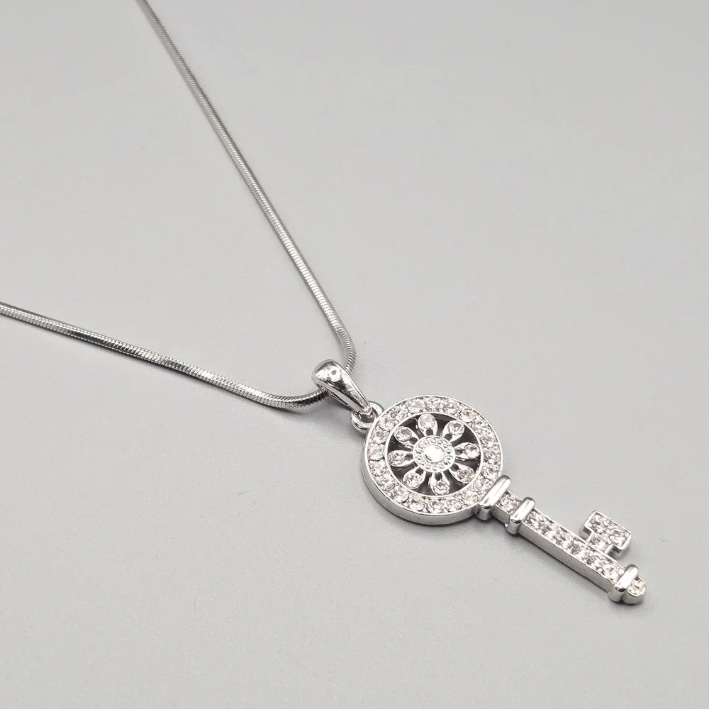 Crystal Skeleton Key Pendant Necklace Floral Silver Tone‎ Snake Chain Adjustable